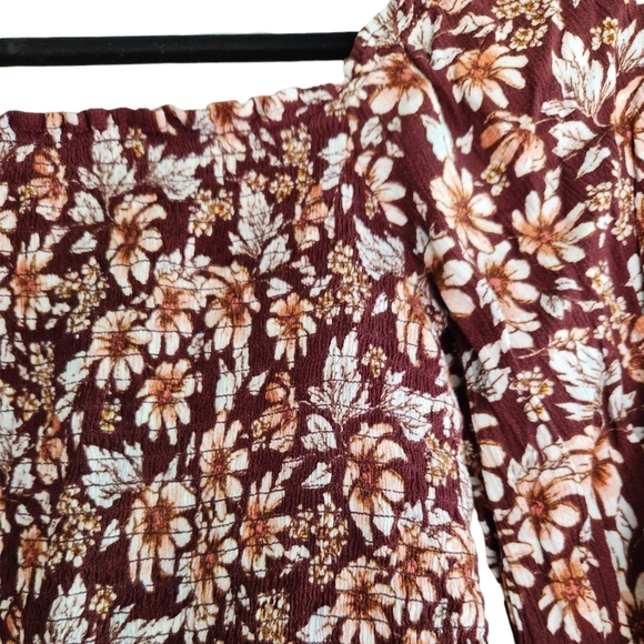 American Eagle Ruched Flutter Hem Off / On Shoulder Flowy Puff Sleeve Floral Top - Picture 3 of 9